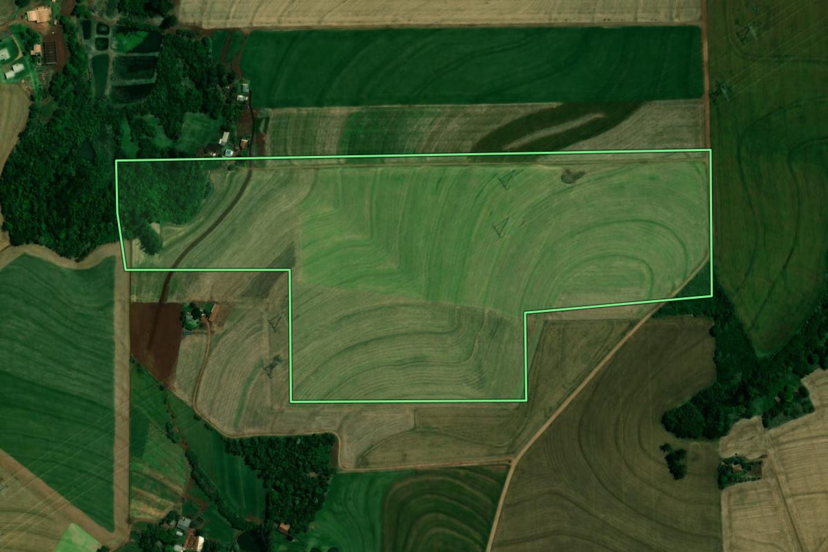 Imagem de satélite do imóvel rural em Vera Cruz do Oeste (PR), com o contorno declarado no CAR desenhado por cima.