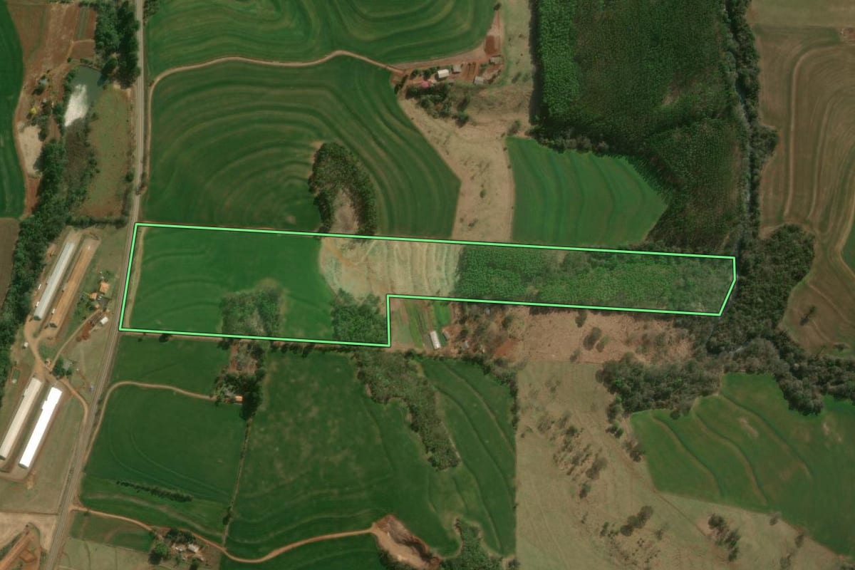 Imagem de satélite do imóvel rural em Vera Cruz do Oeste (PR), com o contorno declarado no CAR desenhado por cima.