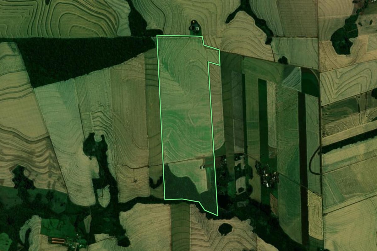 Imagem de satélite do imóvel rural em Vera Cruz do Oeste (PR), com o contorno declarado no CAR desenhado por cima.