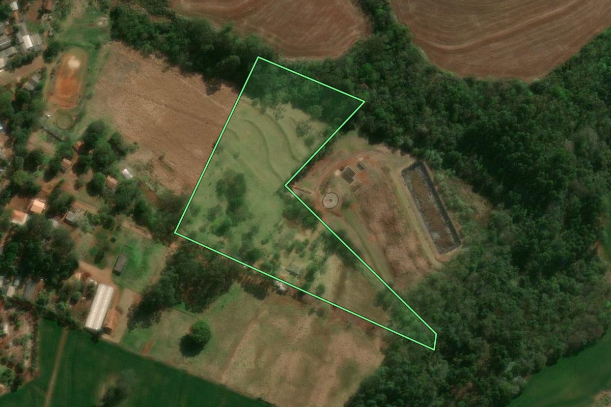 Imagem de satélite do imóvel rural em Vera Cruz do Oeste (PR), com o contorno declarado no CAR desenhado por cima.