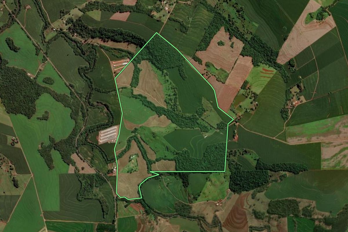 Imagem de satélite do imóvel rural em Vera Cruz do Oeste (PR), com o contorno declarado no CAR desenhado por cima.