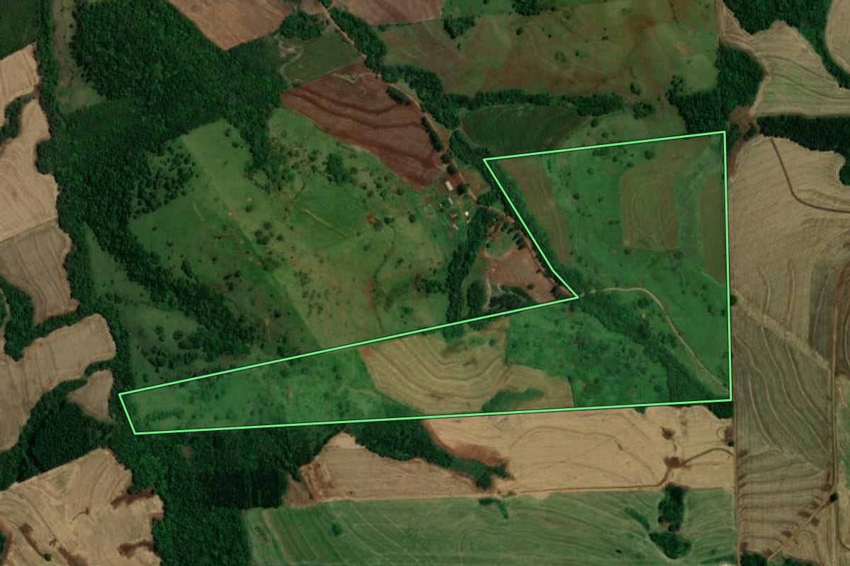 Imagem de satélite do imóvel rural em Vera Cruz do Oeste (PR), com o contorno declarado no CAR desenhado por cima.