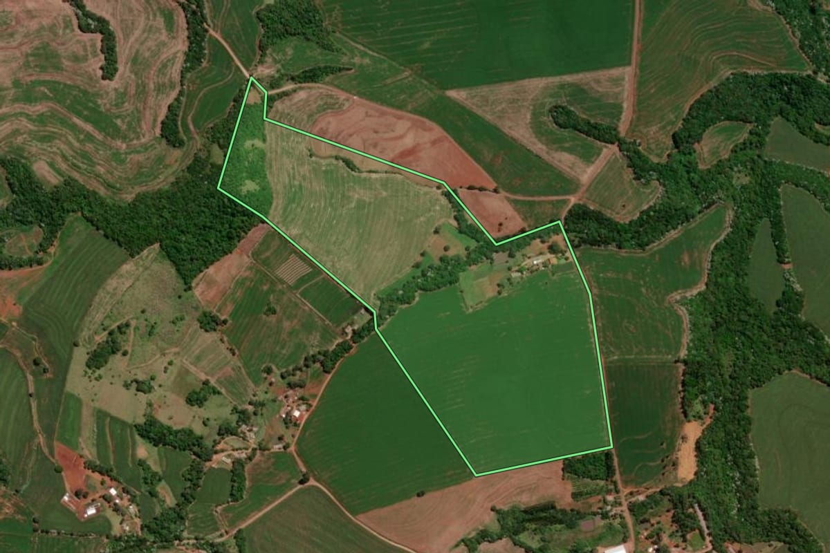 Imagem de satélite do imóvel rural em Verê (PR), com o contorno declarado no CAR desenhado por cima.