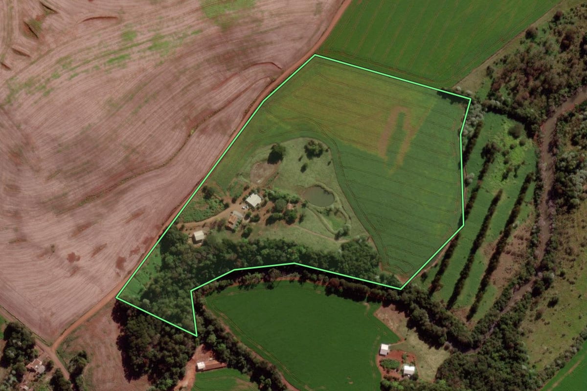 Imagem de satélite do imóvel rural em Verê (PR), com o contorno declarado no CAR desenhado por cima.