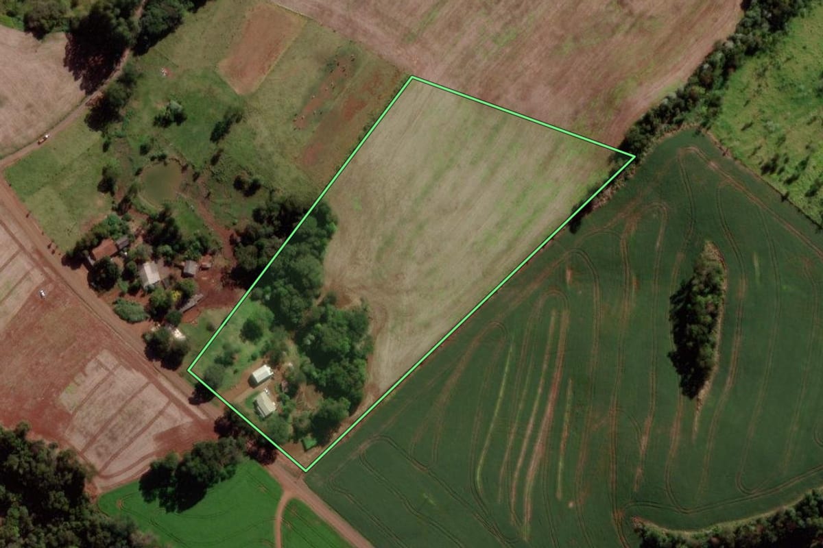 Imagem de satélite do imóvel rural em Verê (PR), com o contorno declarado no CAR desenhado por cima.