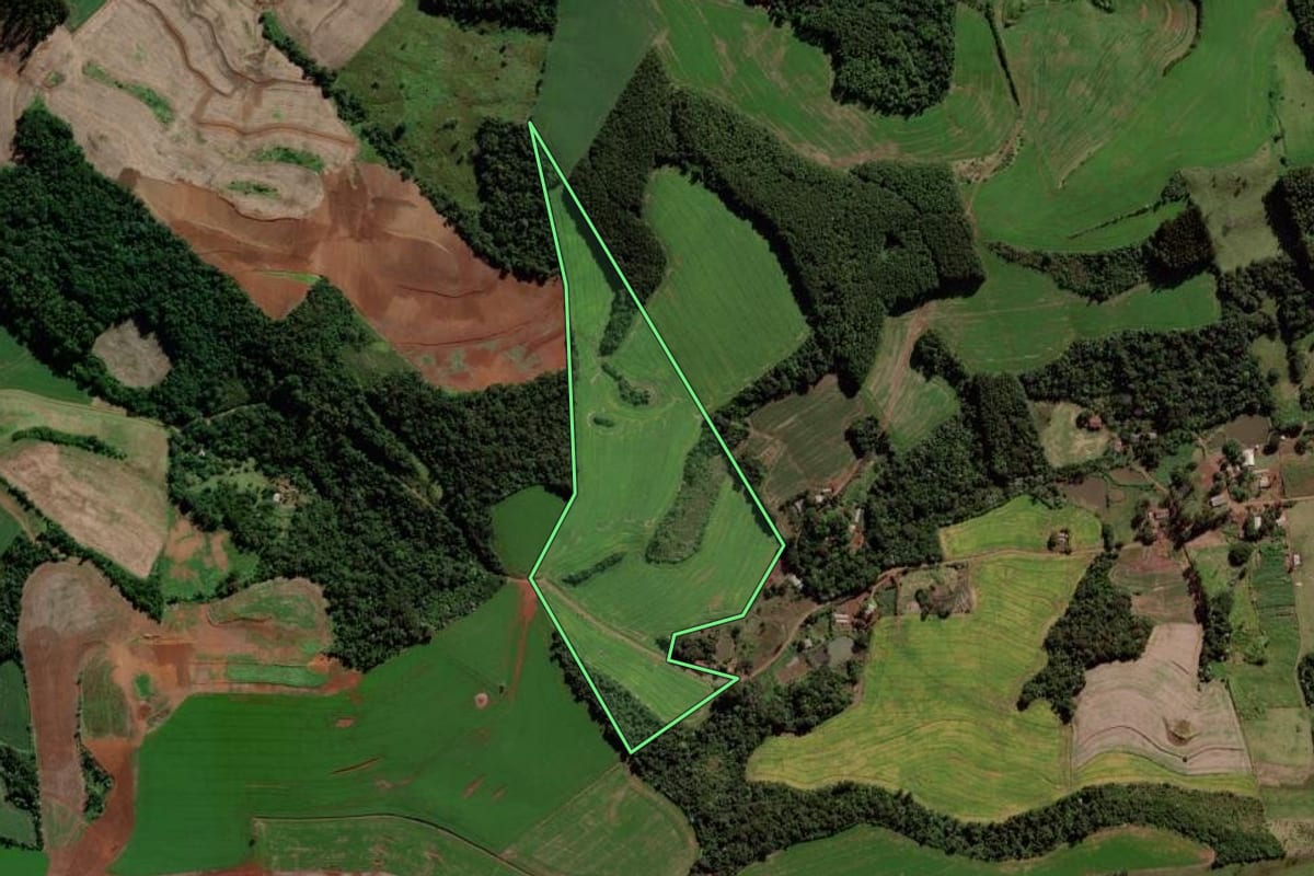 Imagem de satélite do imóvel rural em Verê (PR), com o contorno declarado no CAR desenhado por cima.