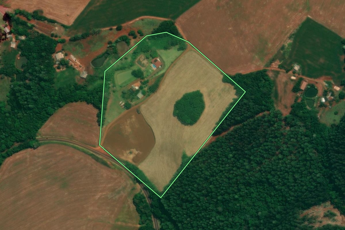 Imagem de satélite do imóvel rural em Verê (PR), com o contorno declarado no CAR desenhado por cima.