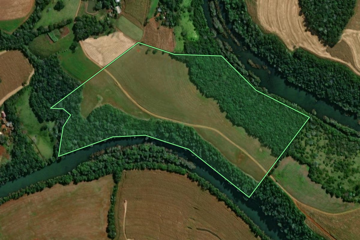 Imagem de satélite do imóvel rural em Verê (PR), com o contorno declarado no CAR desenhado por cima.