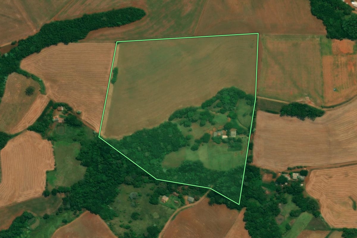 Imagem de satélite do imóvel rural em Verê (PR), com o contorno declarado no CAR desenhado por cima.