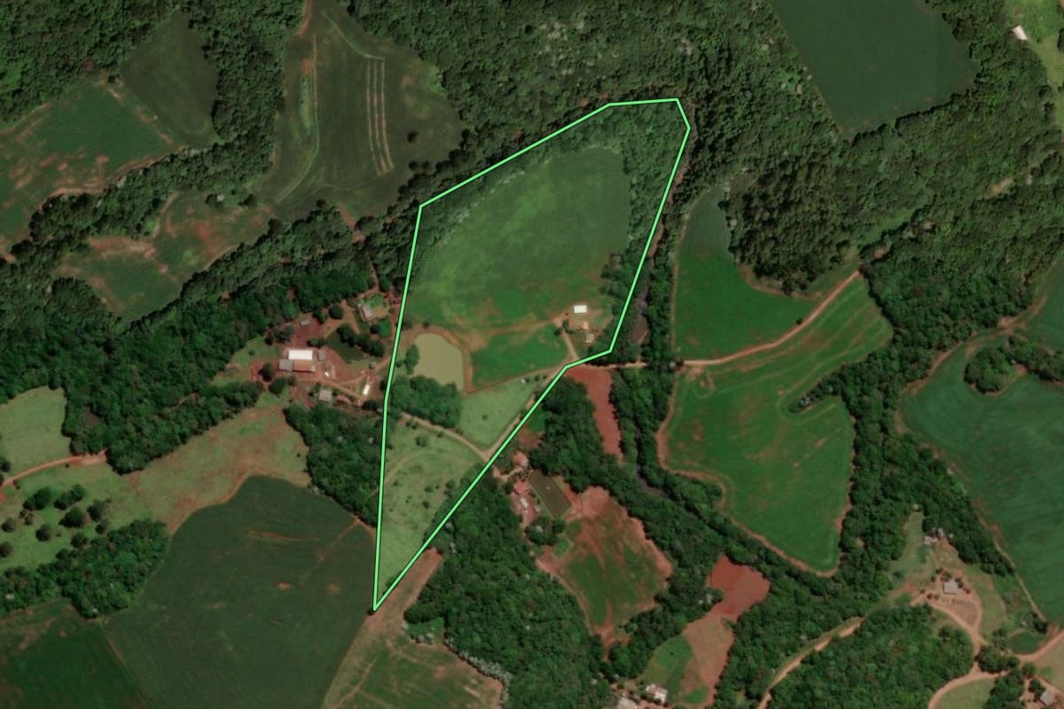 Imagem de satélite do imóvel rural em Verê (PR), com o contorno declarado no CAR desenhado por cima.