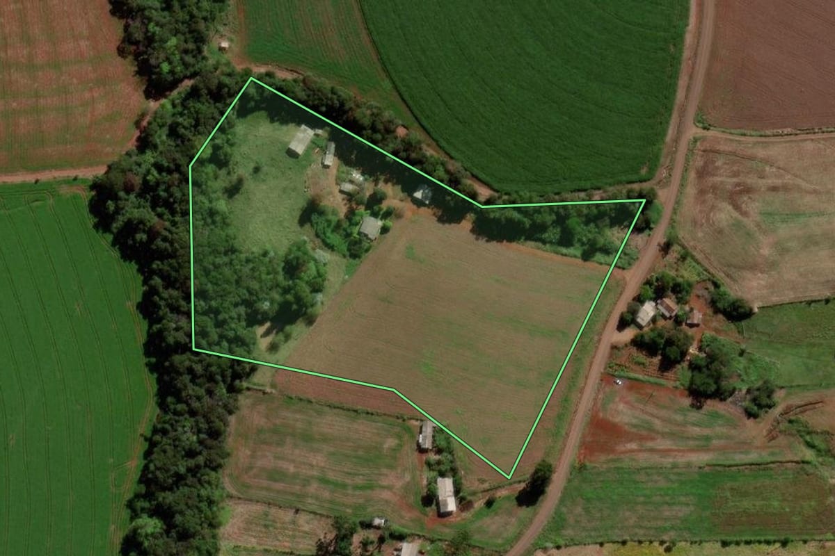 Imagem de satélite do imóvel rural em Verê (PR), com o contorno declarado no CAR desenhado por cima.