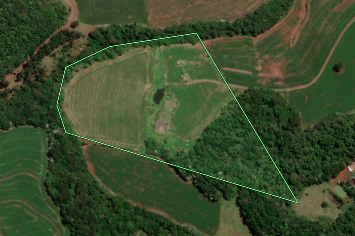 Imagem de satélite do imóvel rural em Verê (PR), com o contorno declarado no CAR desenhado por cima.