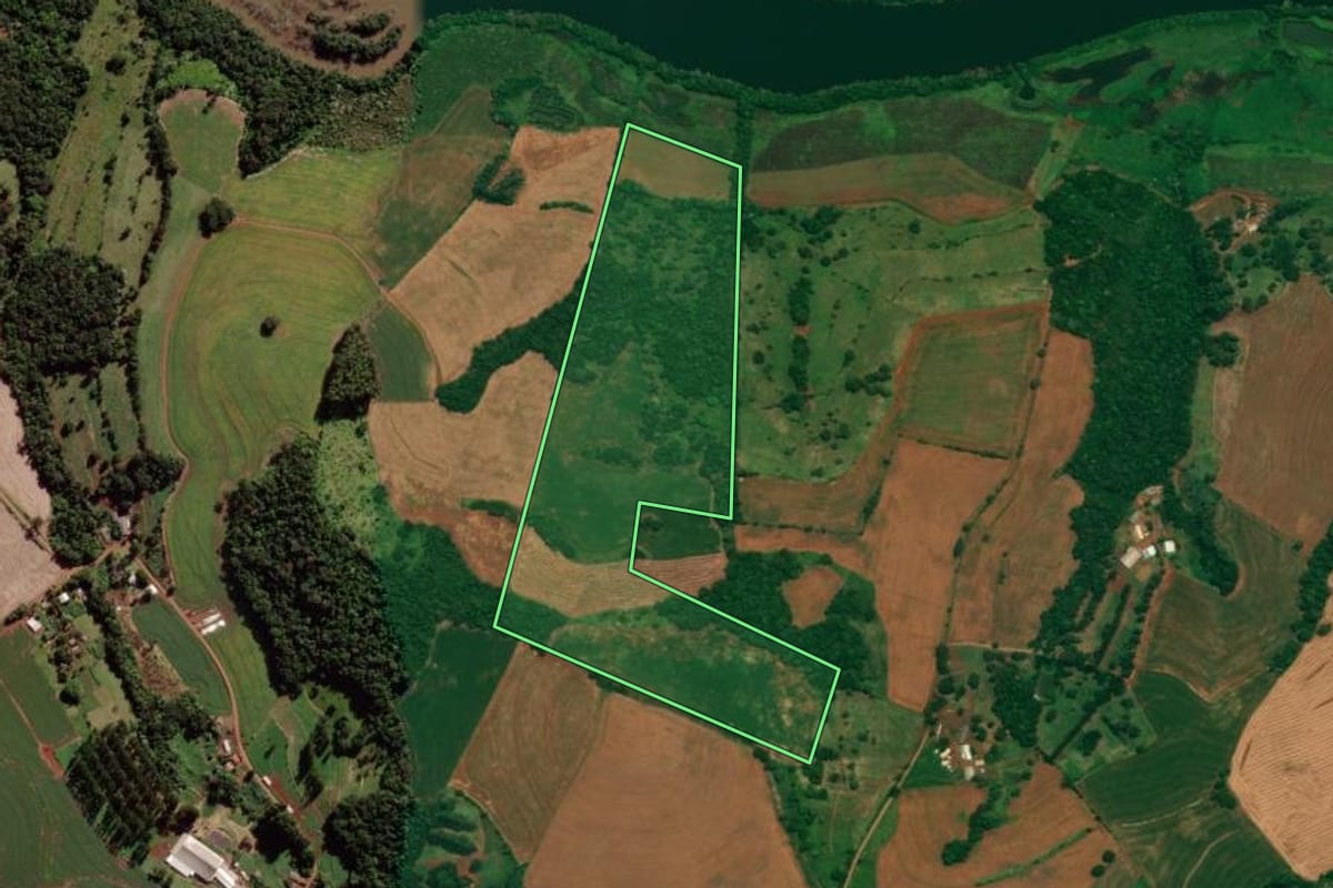 Imagem de satélite do imóvel rural em Verê (PR), com o contorno declarado no CAR desenhado por cima.