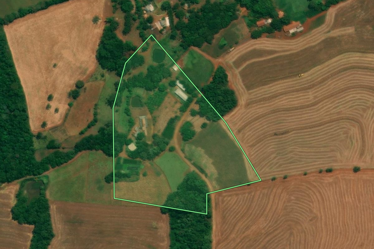 Imagem de satélite do imóvel rural em Verê (PR), com o contorno declarado no CAR desenhado por cima.
