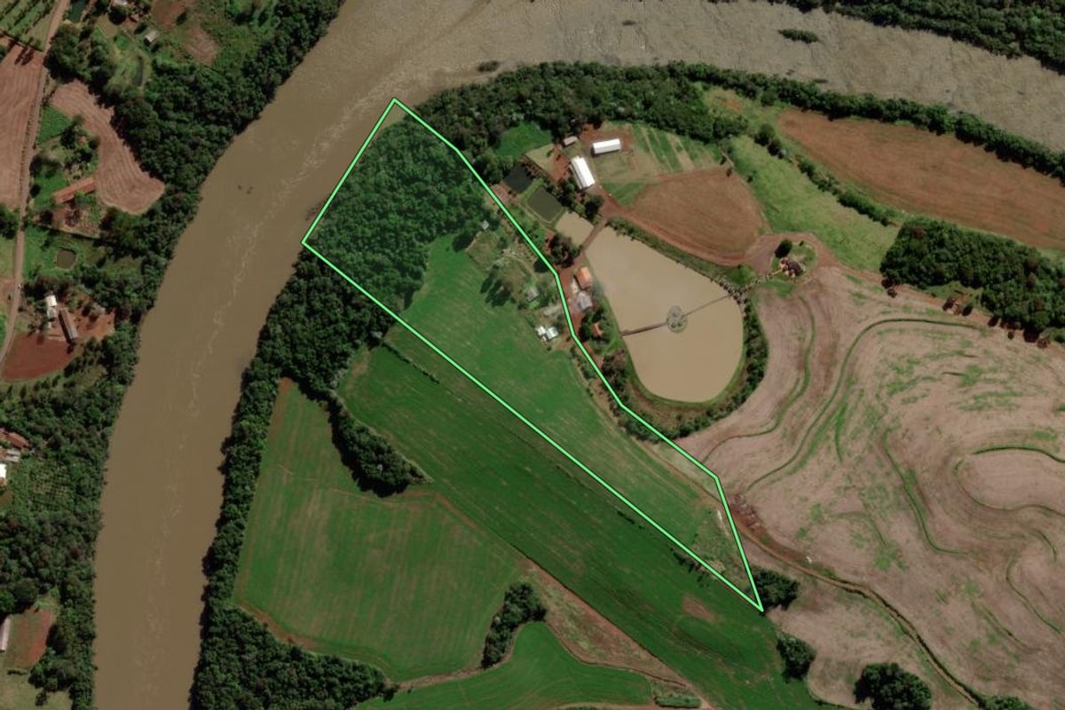 Imagem de satélite do imóvel rural em Verê (PR), com o contorno declarado no CAR desenhado por cima.