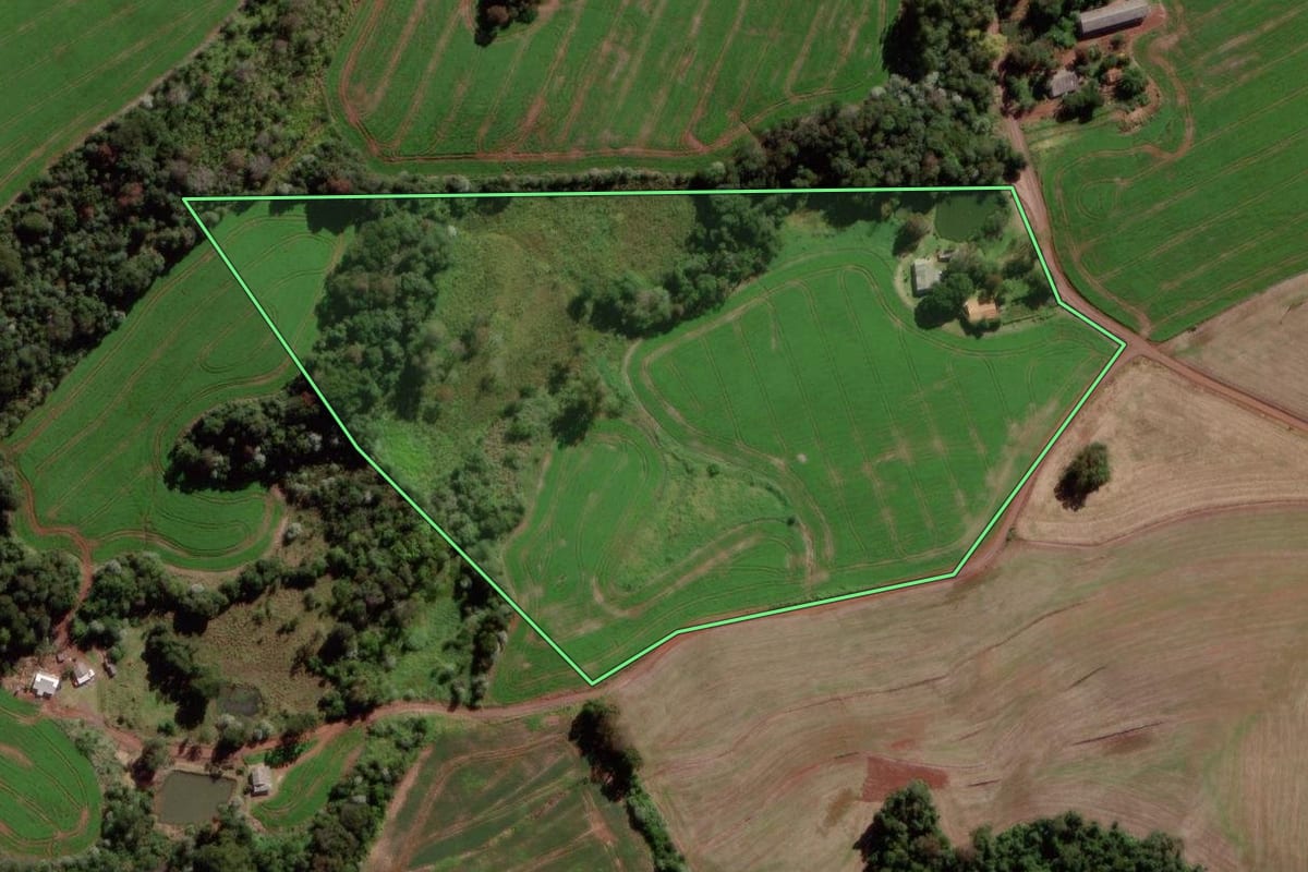 Imagem de satélite do imóvel rural em Verê (PR), com o contorno declarado no CAR desenhado por cima.