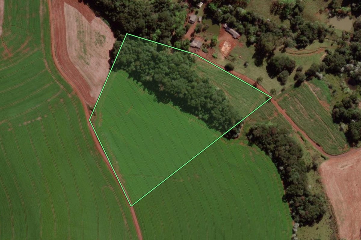 Imagem de satélite do imóvel rural em Verê (PR), com o contorno declarado no CAR desenhado por cima.