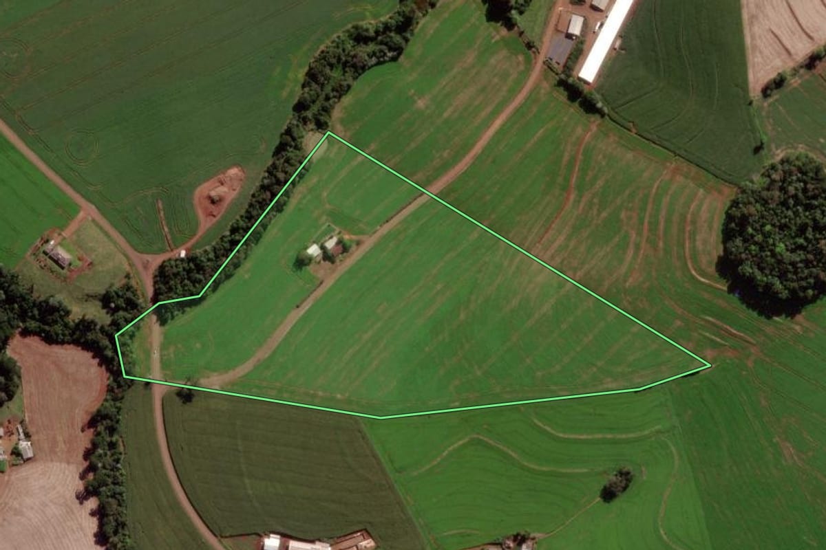 Imagem de satélite do imóvel rural em Verê (PR), com o contorno declarado no CAR desenhado por cima.