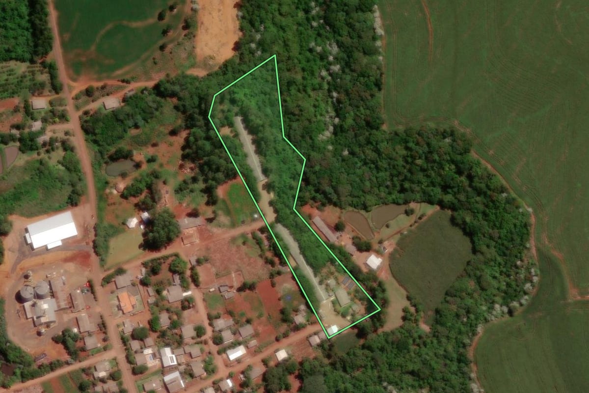 Imagem de satélite do imóvel rural em Verê (PR), com o contorno declarado no CAR desenhado por cima.
