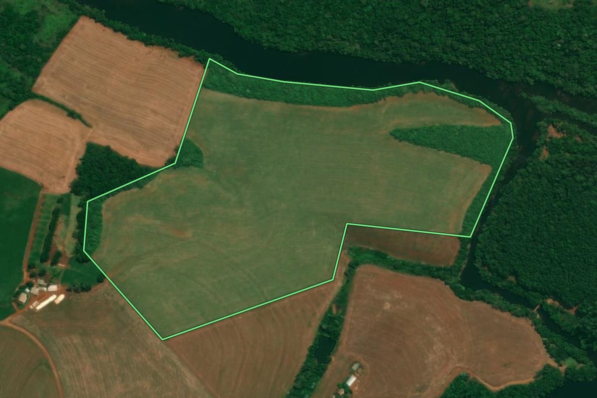 Imagem de satélite do imóvel rural em Verê (PR), com o contorno declarado no CAR desenhado por cima.