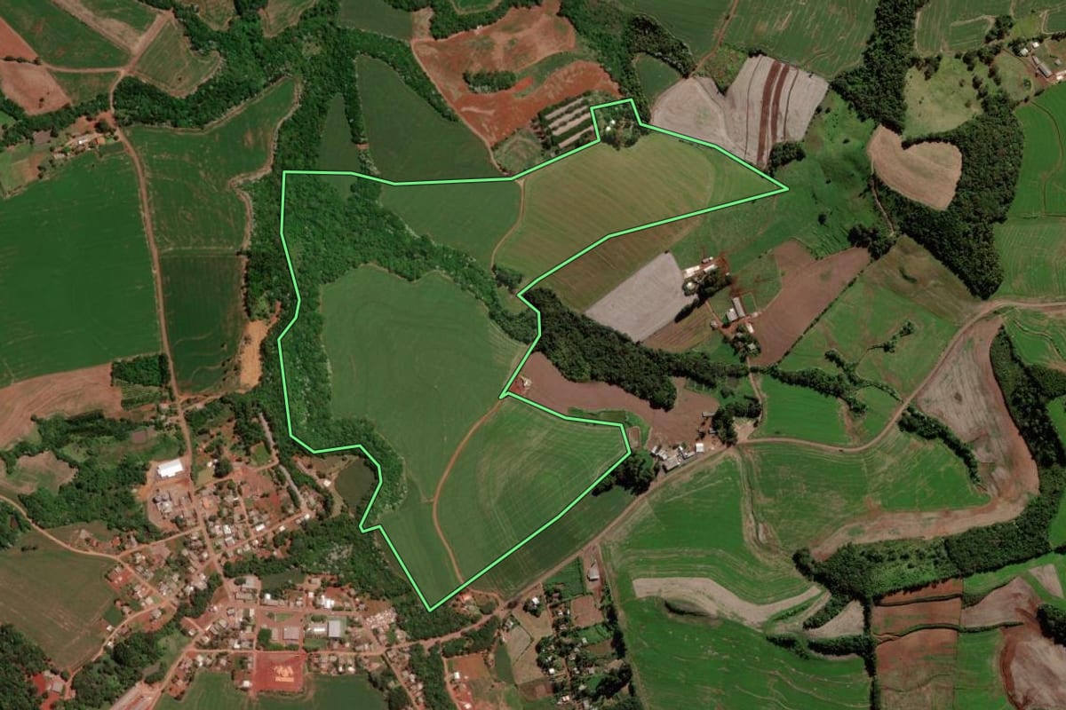 Imagem de satélite do imóvel rural em Verê (PR), com o contorno declarado no CAR desenhado por cima.