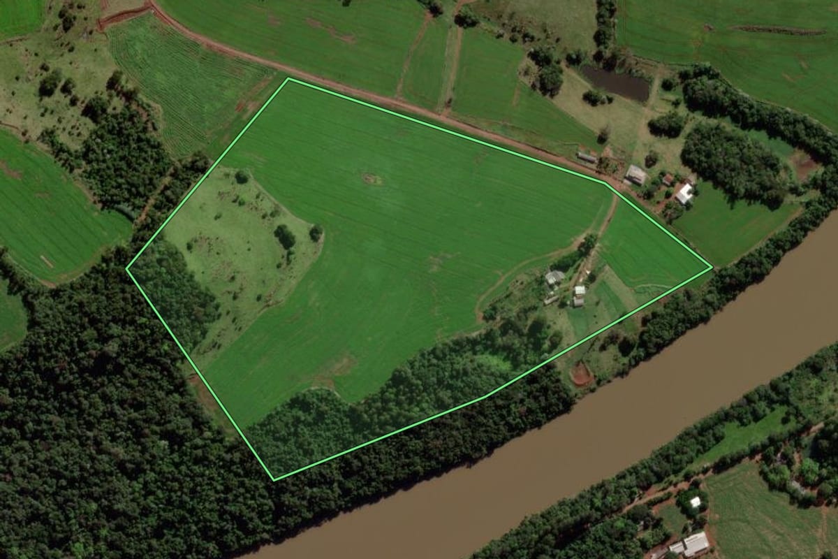Imagem de satélite do imóvel rural em Verê (PR), com o contorno declarado no CAR desenhado por cima.
