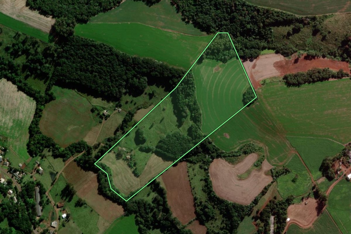 Imagem de satélite do imóvel rural em Verê (PR), com o contorno declarado no CAR desenhado por cima.