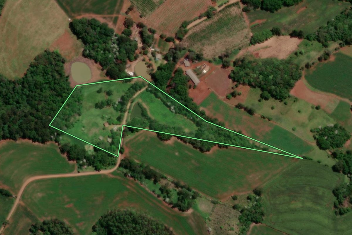 Imagem de satélite do imóvel rural em Verê (PR), com o contorno declarado no CAR desenhado por cima.