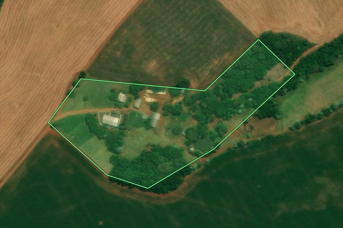 Imagem de satélite do imóvel rural em Verê (PR), com o contorno declarado no CAR desenhado por cima.