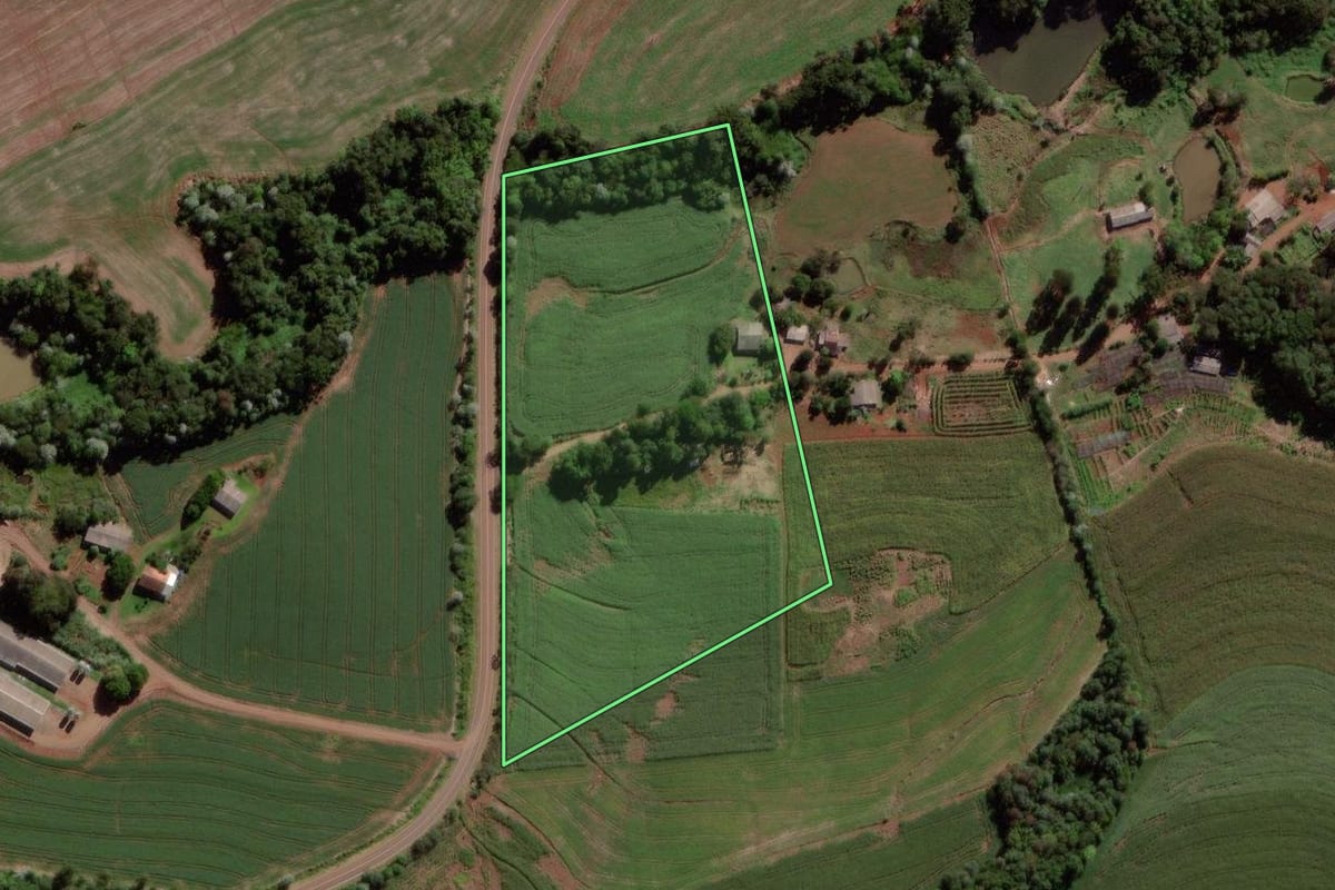 Imagem de satélite do imóvel rural em Verê (PR), com o contorno declarado no CAR desenhado por cima.