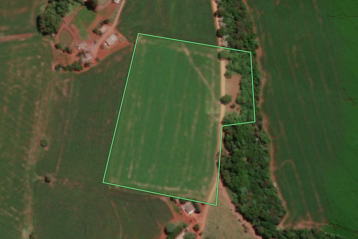 Imagem de satélite do imóvel rural em Verê (PR), com o contorno declarado no CAR desenhado por cima.