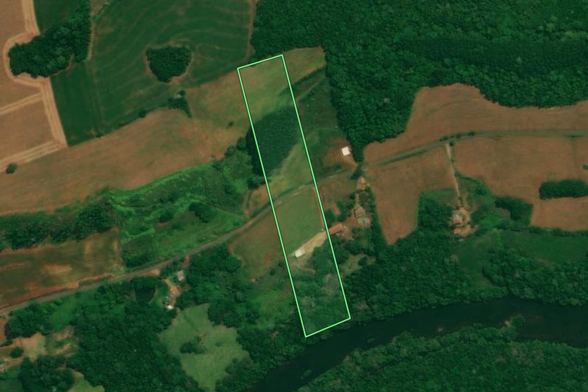 Imagem de satélite do imóvel rural em Verê (PR), com o contorno declarado no CAR desenhado por cima.