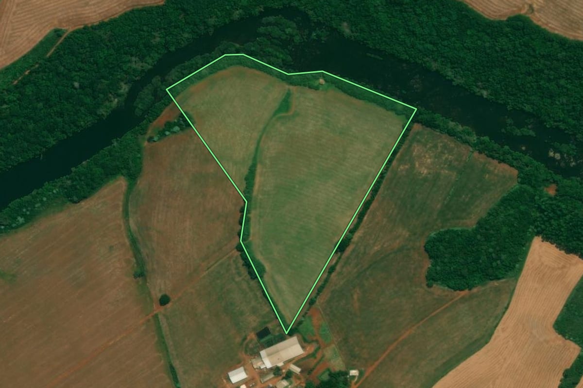 Imagem de satélite do imóvel rural em Verê (PR), com o contorno declarado no CAR desenhado por cima.