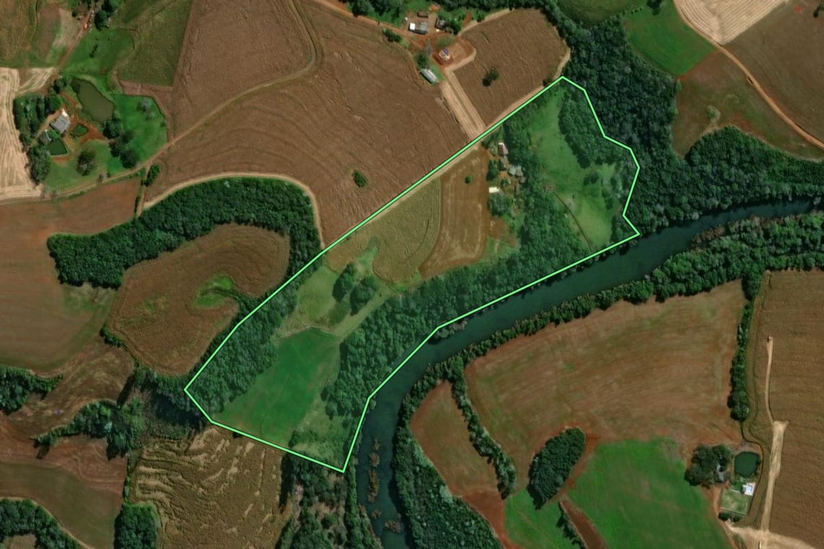 Imagem de satélite do imóvel rural em Verê (PR), com o contorno declarado no CAR desenhado por cima.