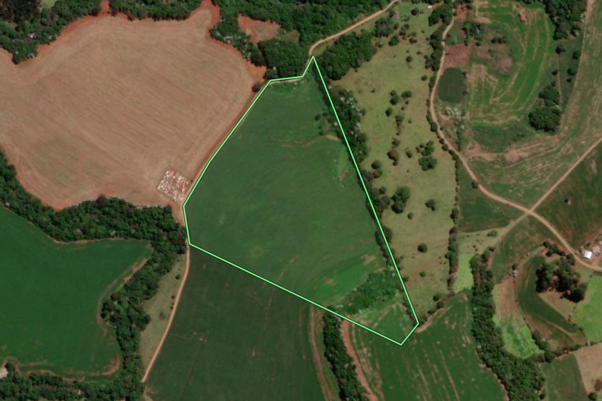 Imagem de satélite do imóvel rural em Verê (PR), com o contorno declarado no CAR desenhado por cima.