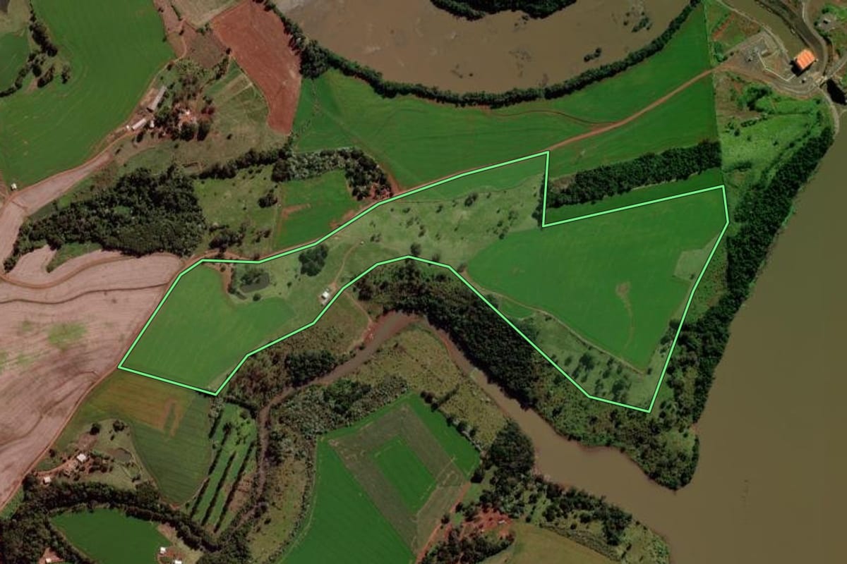 Imagem de satélite do imóvel rural em Verê (PR), com o contorno declarado no CAR desenhado por cima.