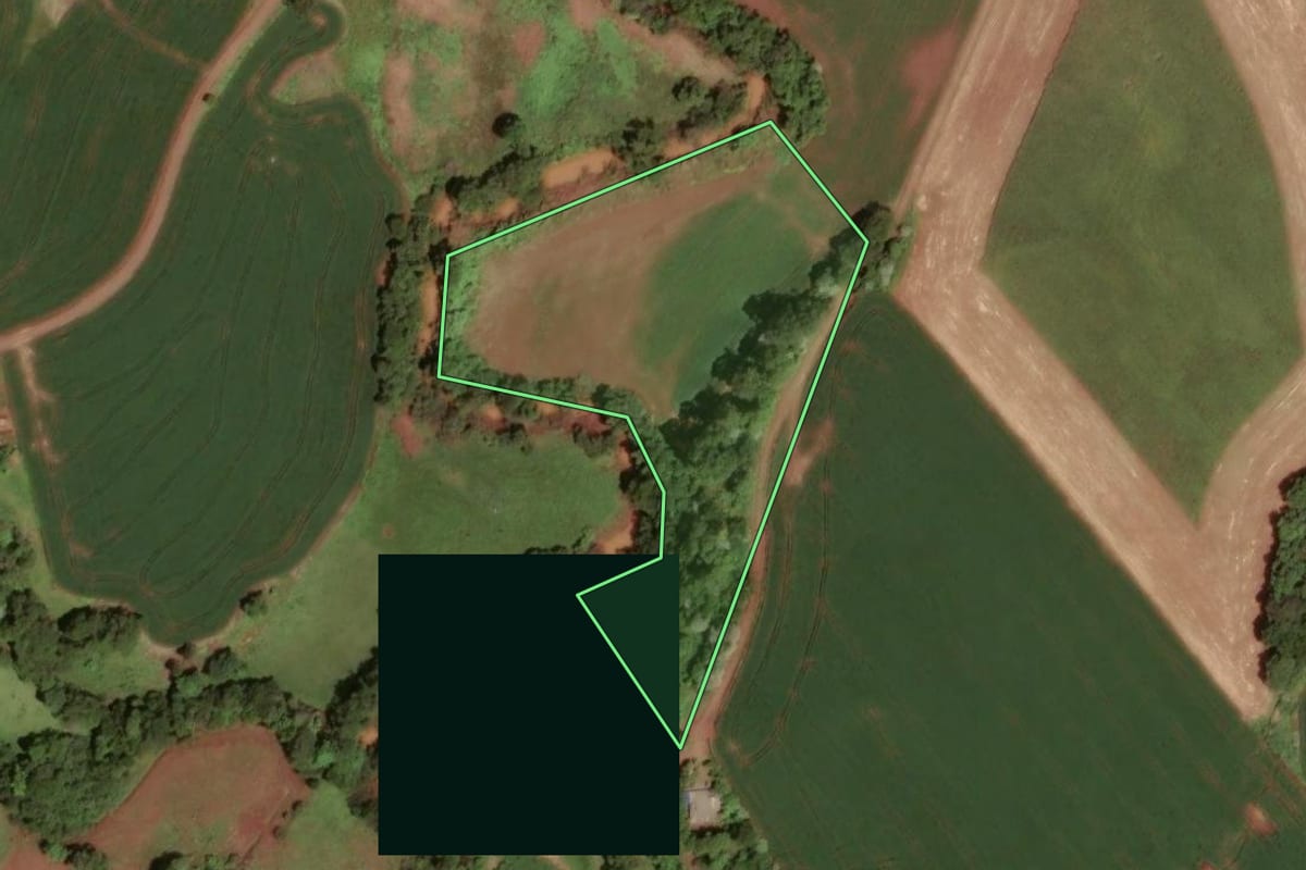 Imagem de satélite do imóvel rural em Verê (PR), com o contorno declarado no CAR desenhado por cima.