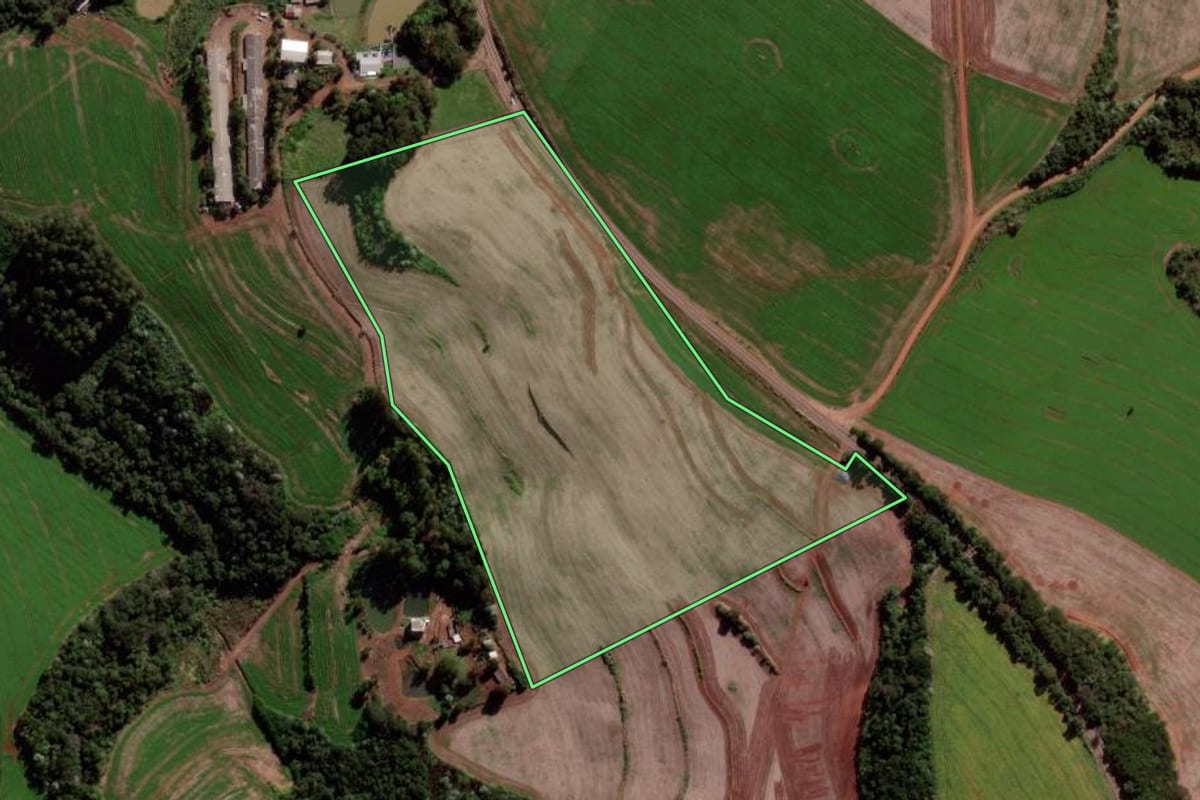 Imagem de satélite do imóvel rural em Verê (PR), com o contorno declarado no CAR desenhado por cima.