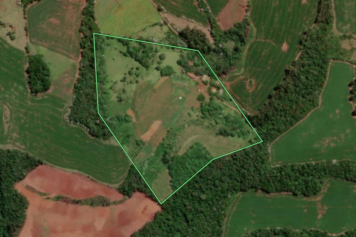 Imagem de satélite do imóvel rural em Verê (PR), com o contorno declarado no CAR desenhado por cima.
