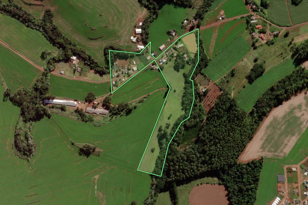 Imagem de satélite do imóvel rural em Verê (PR), com o contorno declarado no CAR desenhado por cima.