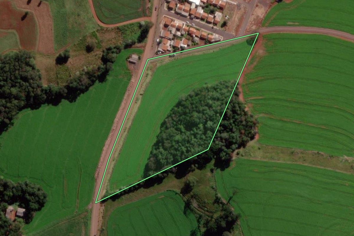 Imagem de satélite do imóvel rural em Verê (PR), com o contorno declarado no CAR desenhado por cima.