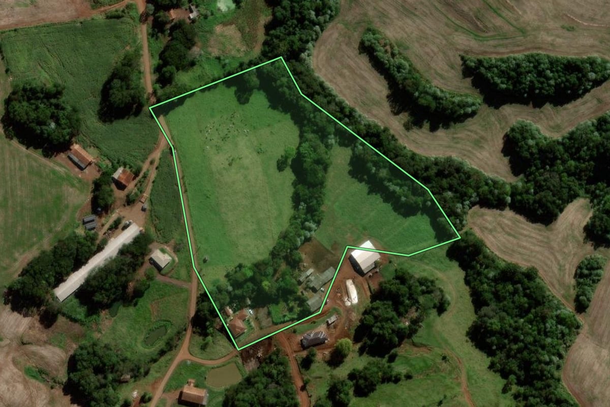 Imagem de satélite do imóvel rural em Verê (PR), com o contorno declarado no CAR desenhado por cima.