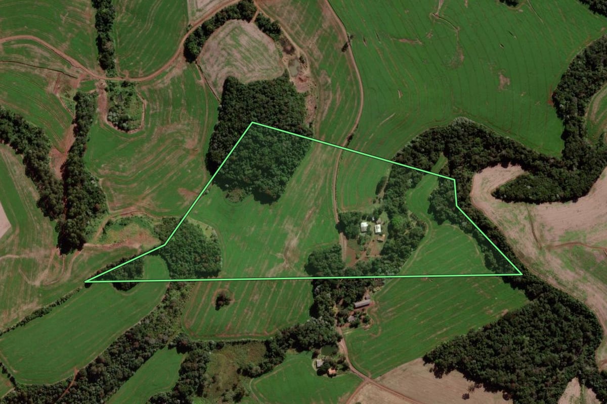 Imagem de satélite do imóvel rural em Verê (PR), com o contorno declarado no CAR desenhado por cima.