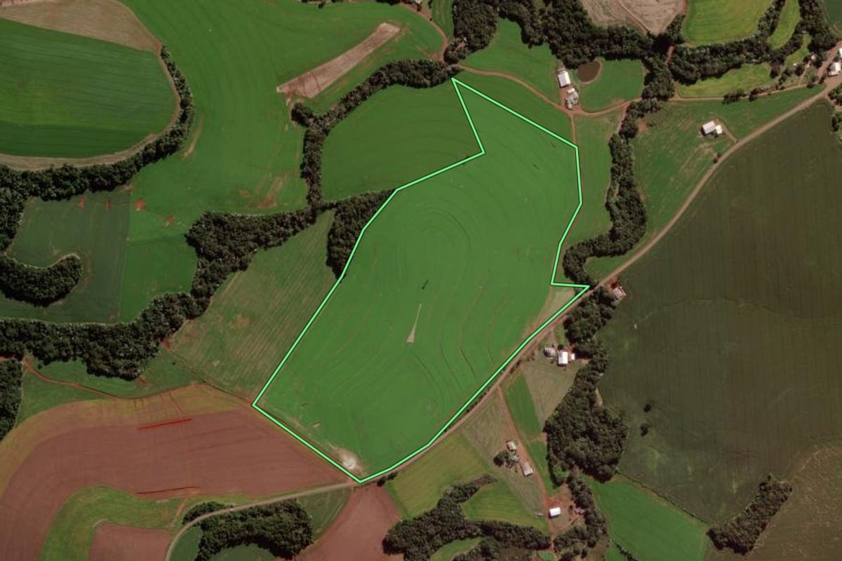 Imagem de satélite do imóvel rural em Verê (PR), com o contorno declarado no CAR desenhado por cima.