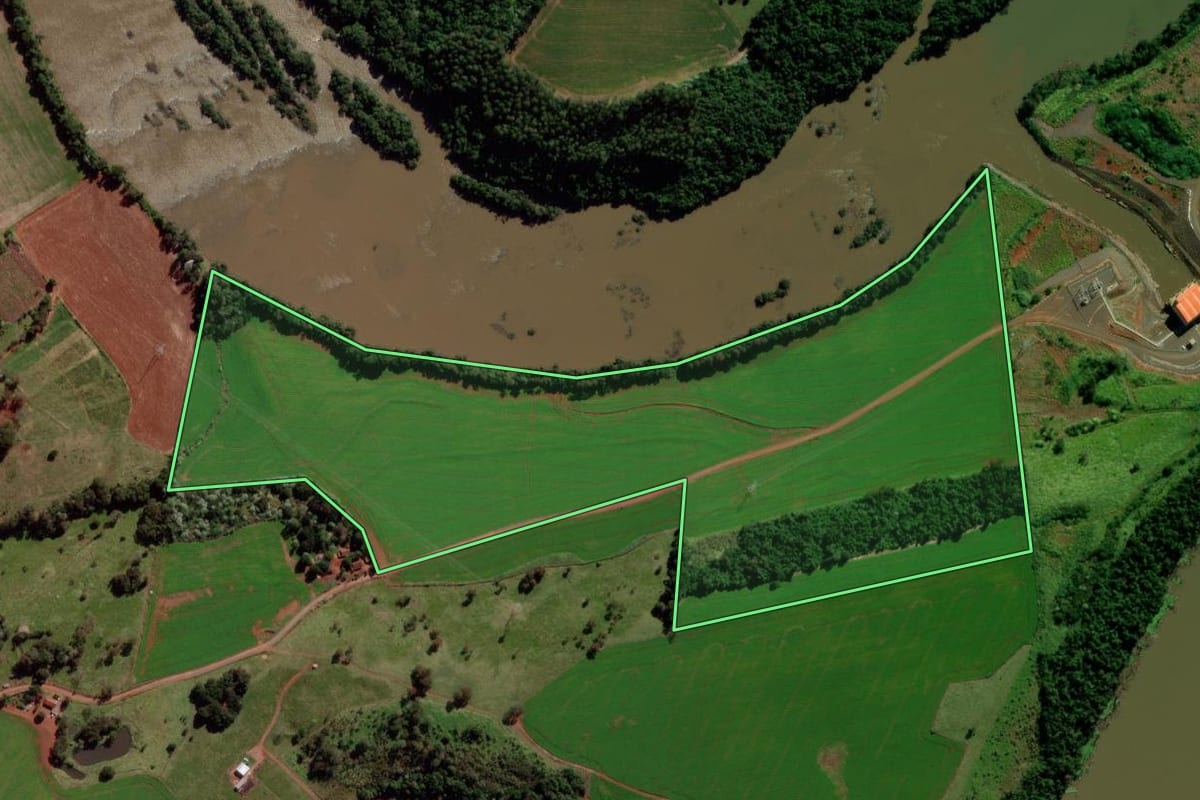 Imagem de satélite do imóvel rural em Verê (PR), com o contorno declarado no CAR desenhado por cima.