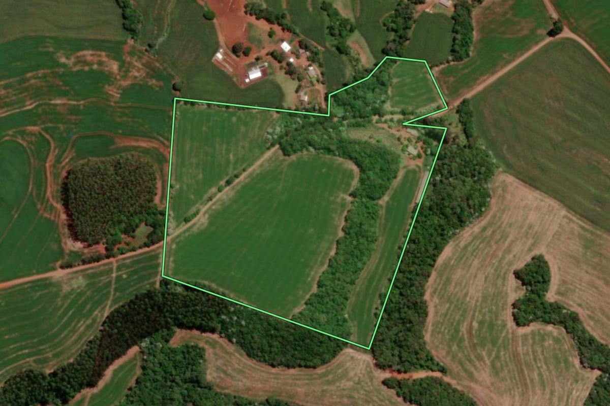 Imagem de satélite do imóvel rural em Verê (PR), com o contorno declarado no CAR desenhado por cima.