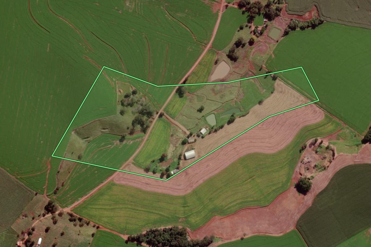 Imagem de satélite do imóvel rural em Verê (PR), com o contorno declarado no CAR desenhado por cima.