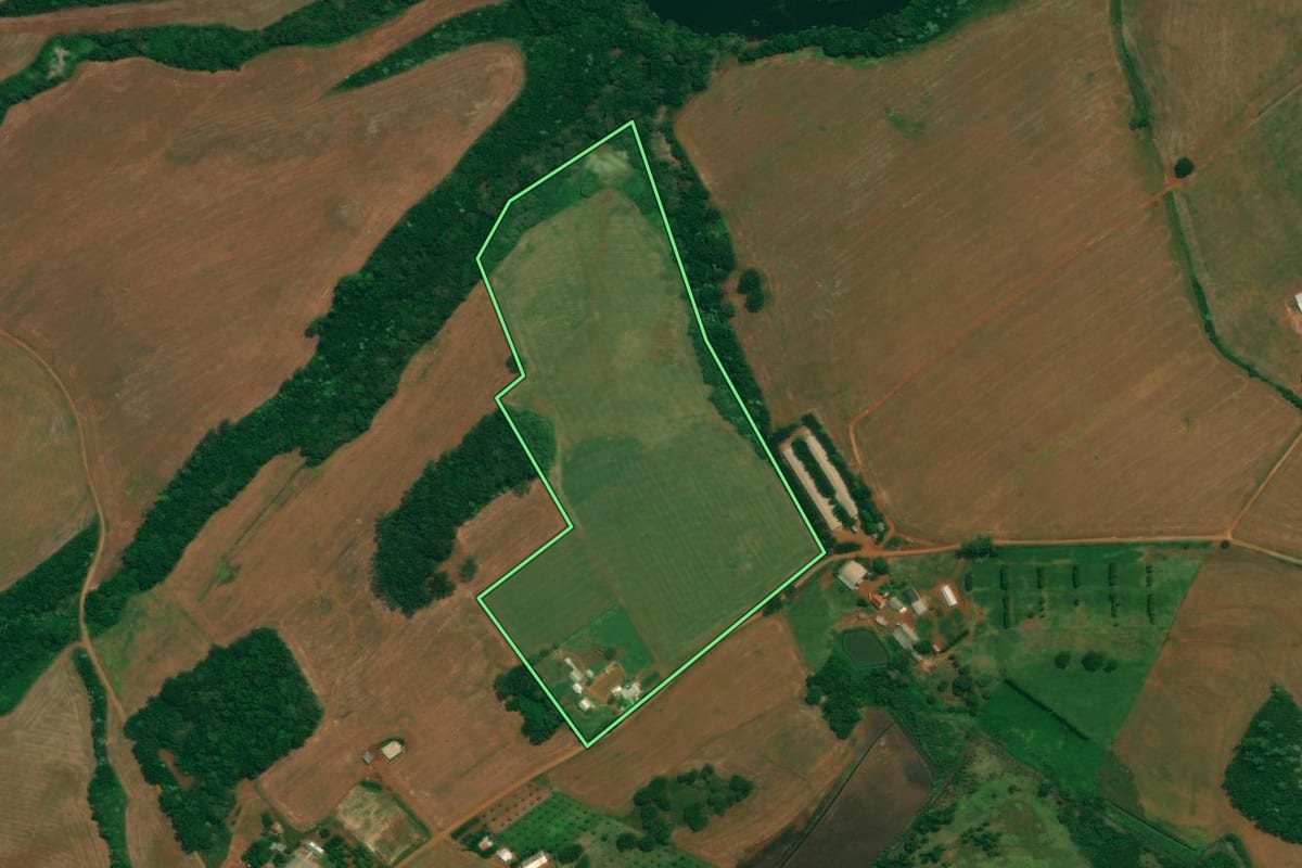 Imagem de satélite do imóvel rural em Verê (PR), com o contorno declarado no CAR desenhado por cima.