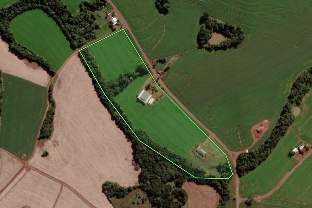 Imagem de satélite do imóvel rural em Verê (PR), com o contorno declarado no CAR desenhado por cima.
