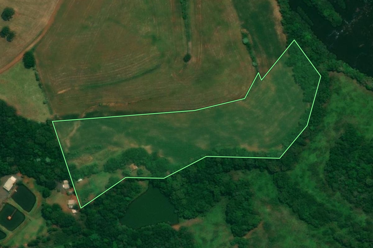 Imagem de satélite do imóvel rural em Verê (PR), com o contorno declarado no CAR desenhado por cima.